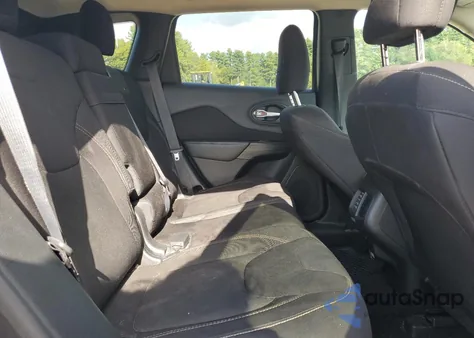 2015 Jeep Cherokee Latitude z USA, uszkodzony, nr VIN 1C4PJMCB9FW794342